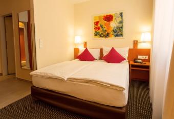 Central Hotel L  wen allows 18 year olds to book a room