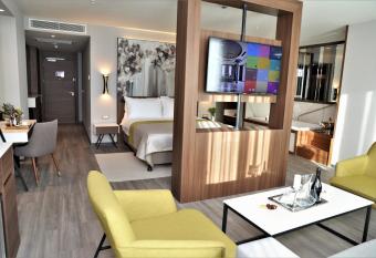 Limak Skopje Luxury Hotel has rooms with a private hot tub