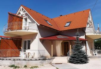 Klassz Apartmanh  z has Balcony rooms