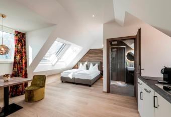 Hotel Zach has Balcony rooms