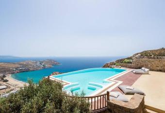 Amazing Deep Blue Villa Mykonos has rooms with a private hot tub