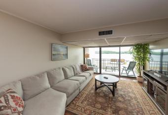 102B One Bedroom One Bath has Balcony rooms