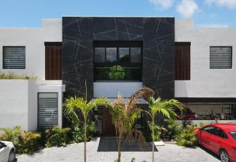 Panther Bay Boutique Hotel has rooms with a private hot tub