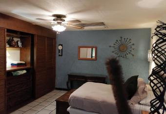 Casa Real Aparta-Hotel Apartamentos Lake Chapala has rooms with a private hot tub