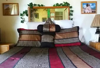 Bennett Bay Inn has rooms with a private hot tub