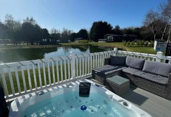 Lakeside Retreat Lodge With Hot Tub has Balcony rooms