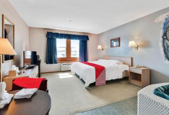 Casa Loma Inn & Suites by OYO Davenport IA near I-80 has rooms with a private hot tub