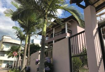 Solar das Flores apto 2 allows 18 year olds to book a room