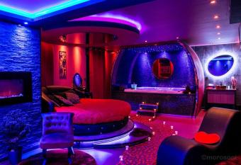 L Insolite Spa Privatif   Suite Luxueuse-Jacuzzi has rooms with a private hot tub