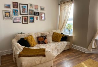 beautiful spacious apartment in Swindon town centre has Balcony rooms