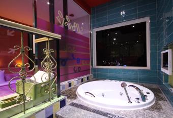 Vov Hotel has rooms with a private hot tub