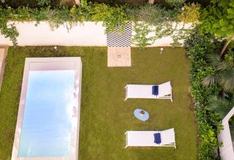 Luxury Apartment with Garden and Pool has Balcony rooms