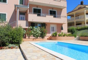 Apartments Lara & Luka allows 18 year olds to book a room