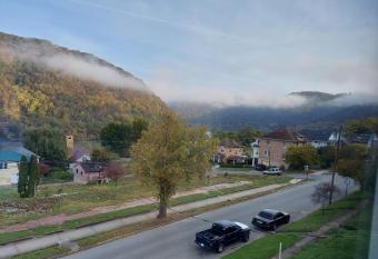 MemeTori Cozy Vacation House has Balcony rooms