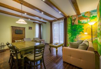 T   apartmanh  zak has Balcony rooms