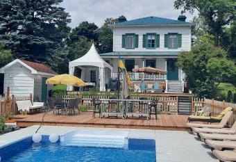 La maison de l'  le allows 18 year olds to book a room