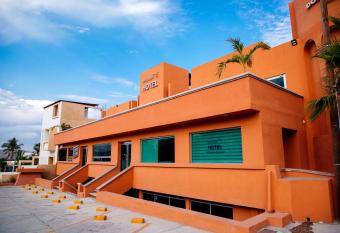 Hotel Boutique Plaza Doradas allows 18 year olds to book a room