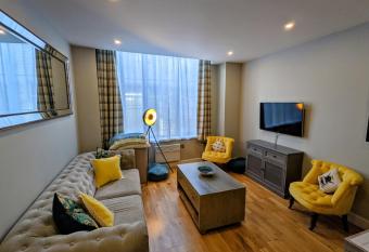 Heart of the City - Stylish Modern Apartment allows 18 year olds to book a room