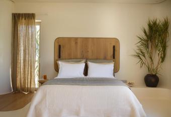 White Pebble Suites has Balcony rooms