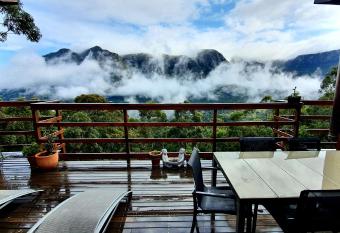 Cabin in da Woods has rooms with a private hot tub