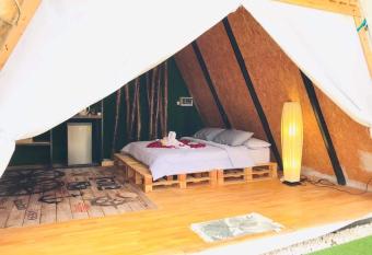 Bridge Hill Cafe Glamping has Balcony rooms