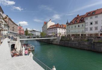 Ljubljana Riverbank Apartment in City Centre! has Balcony rooms