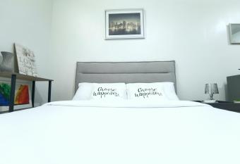 COZY STUDIO UNIT NEAR MACTAN AIRPORT FURNISH with WIFI, NETFLIX, POOL has Balcony rooms