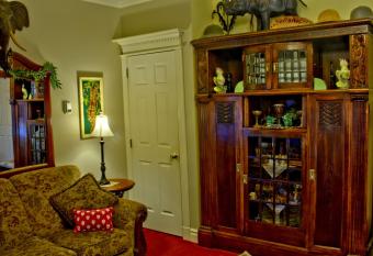 Big Yellow Inn has rooms with a private hot tub