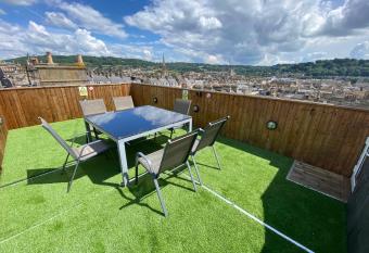 Bath Roof Terrace Apartment, City Centre, Sleeps up to 8 allows 18 year olds to book a room