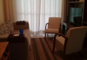 Encantador a 2 quadras da Enseada, com varanda e garagem allows 18 year olds to book a room