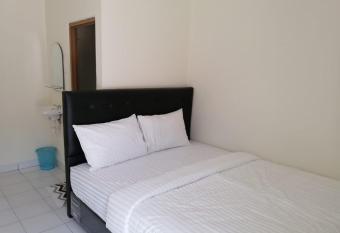 OYO 90228 Villa Ratu Kencana Sari allows 18 year olds to book a room