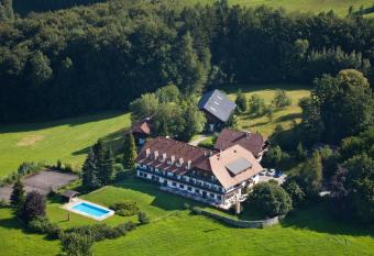 Hotel Sch  ne Aussicht has Balcony rooms