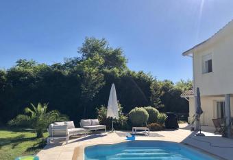 G  te Les Bambous de Castets allows 18 year olds to book a room