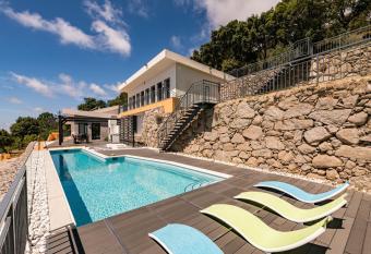 Villa Monchique has Balcony rooms