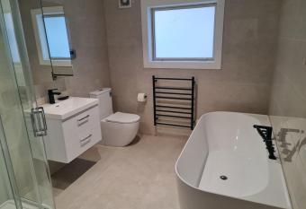 Brand New Home - Central Masterton has rooms with a private hot tub