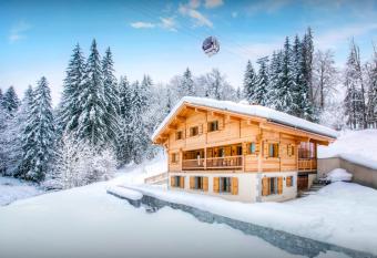 Chalet Riparian - OVO Network has rooms with a private hot tub