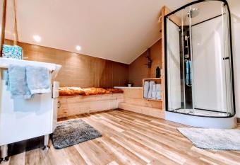 La Maison cach  e du PAVILLON BELLEVUE has Balcony rooms