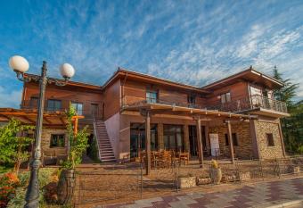 Polys Guest House has Balcony rooms