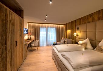 Aktivhotel Alpendorf has Smoking/Balcony rooms