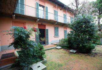 Villa grande con stanze, bagni e giardino has Balcony rooms