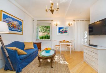 The Steps Old Town by Irundo allows 18 year olds to book a room