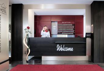 4-L  nder-Hotel Deutschmann allows 18 year olds to book a room