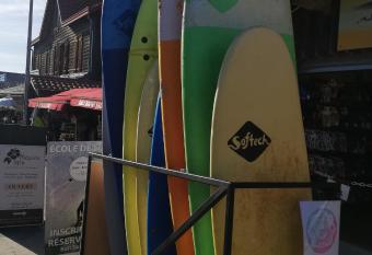 MOBILHOME GASTES LANDES has rooms with a private hot tub