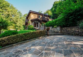 CASA AMICI DEL BOSCO allows 18 year olds to book a room