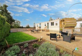 Orchard View Retreat - Dog friendly, fully enclosed private garden with hot tub in summer months has rooms with a private hot tub