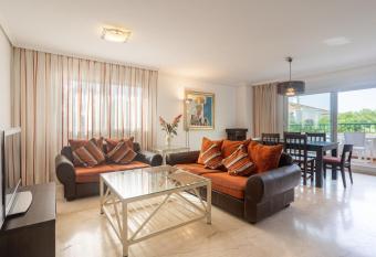 Guadalmina Baja has Balcony rooms