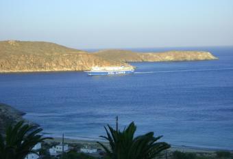 Chez Semiramis The Sun Touch House for 8 persons 5 min from the beach has Balcony rooms