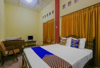 SPOT ON 90272 Istana Griya 1 Hotel allows 18 year olds to book a room