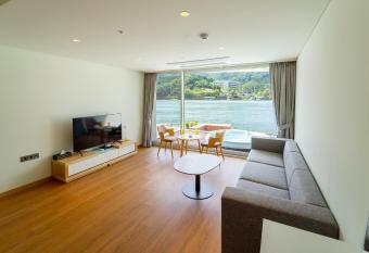 Gapyeong Suiteian Hotel&Resort has rooms with a private hot tub