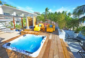 Mayumi Beach Villa allows 18 year olds to book a room